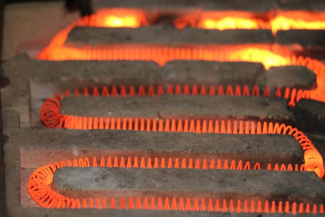 Chaudière électrique : fonctionnement, puissance et coût d'usage Résistance électrique chauffée au rouge, serpentin incandescent en gros plan